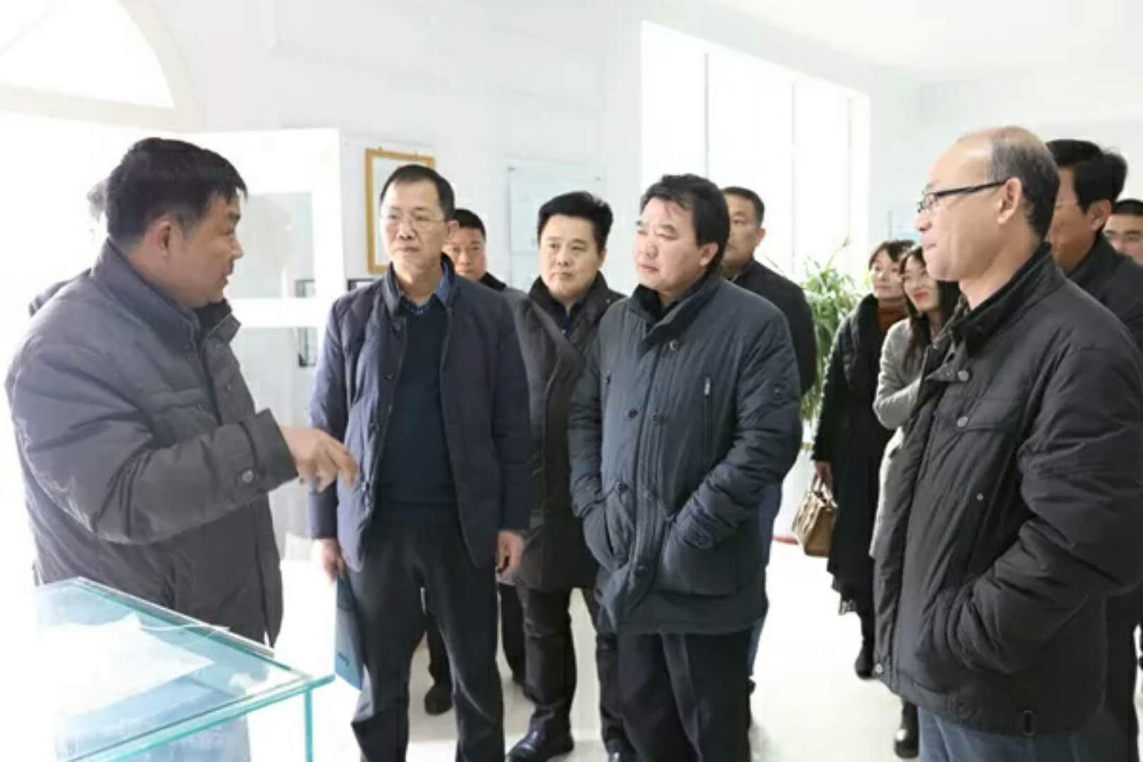 安陽市高新區(qū)負(fù)責(zé)人李長治、管委會副主任牛福生一行深入我司調(diào)研